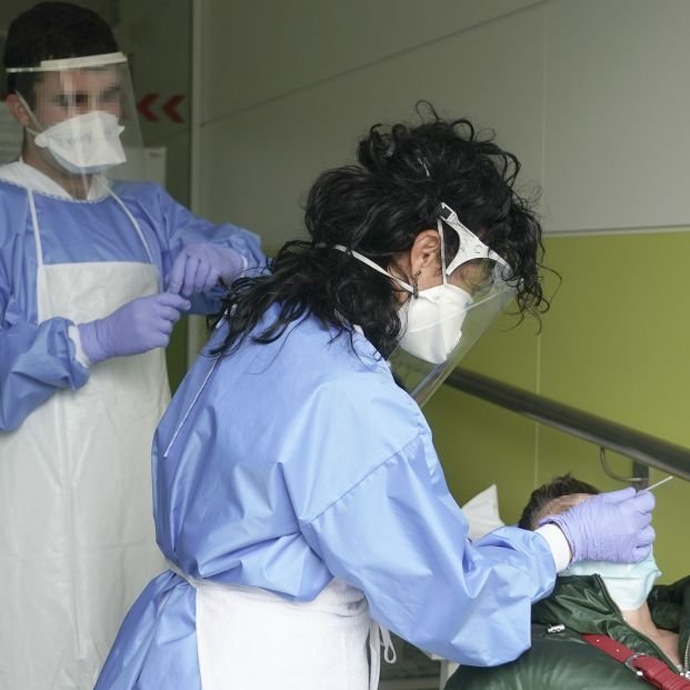 europapress-2822794-dos-sanitarios-protegidos-guantes-mascarillas-pantallas-protectoras-recogen_1_621x621