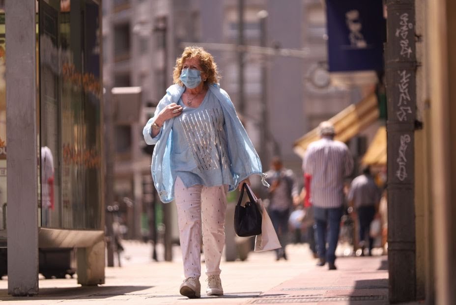 europapress-3238081-mujer-pasea-mascarilla-centrica-calle-vitoria-gasteiz-alava-pais-vasco_6_928x621