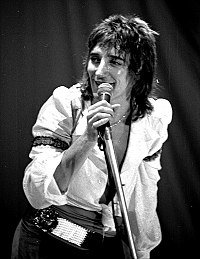 200px-Rod_stewart_05111976_12_400