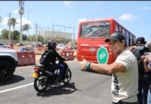 El modelo de gestión pública, liderado por el alcalde Alejandro Char, genera confianza a nivel nacional e internacional, gracias a su disciplina fiscal, reflejada en sus finanzas. La percepción ciudadana evidencia orgullo y satisfacción para casi un 90% de barranquilleros, según encuesta de Barranquilla Cómo Vamos. Una educación innovadora e hitos en distintas áreas son el motor que impulsa el crecimiento económico y el bienestar de los ciudadanos. En sus 213 años, Barranquilla no solo celebra su historia, sino que reafirma el presente que hoy la posiciona como referente nacional e internacional. La ciudad vive un gran momento, resultado de un modelo de gobernanza sólido, liderado por el alcalde Alejandro Char, que ha logrado transformar retos en oportunidades y poner a la gente en el centro del desarrollo. Este modelo, basado en la disciplina fiscal, la confianza ciudadana y la articulación entre lo público, lo privado y la comunidad, ha permitido que Barranquilla pase de ser una ciudad rezagada a convertirse en un epicentro de bienestar, crecimiento económico e innovación. Hoy, los resultados son evidentes: indicadores positivos en salud, educación, sostenibilidad y finanzas, respaldados por organismos nacionales e internacionales, reflejan una ciudad que avanza con paso firme. A esto se suma un alto nivel de orgullo ciudadano: 87,04 % de los barranquilleros se siente orgulloso de su ciudad y más del 85 % está satisfecho de vivir en ella. “Somos un gobierno que escucha a la gente, que entiende el potencial de Barranquilla y pone al ser humano como prioridad. Formar a nuestra gente es clave para atraer industrias y oportunidades”, afirmó el alcalde Alejandro Char. Este modelo de gobernanza fue destacado en la más reciente Asamblea de Asocapitales, donde los alcaldes de ciudades principales resaltaron a Barranquilla como ejemplo de trabajo conjunto para lograr transformaciones estructurales. El alcalde indicó que el éxito radica en la confianza de los barranquilleros: “La suerte de Barranquilla ha sido la confianza de la gente en una Administración que no arrancó hoy. Nosotros tenemos 18 años construyendo una confianza que hoy nos permite resolver nuestros problemas. Nadie es mejor aliado de la gente que el alcalde”. Ese buen momento también se refleja en cómo el mundo empieza a mirar la ciudad y posicionarla como sede de grandes eventos como la Asamblea del BID que se realizará en septiembre próximo y que está antecedida por el más visible Foro de Desarrollo Local de la OCDE desarrollado en 2025 en Barranquilla, como primera ciudad fuera de Europa en ser sede. Además, la ciudad se prepara tanto en su postulación como sede del Programa de Desarrollo de la Competitividad de la OEA en 2026 y la gran final de la Copa Sudamericana de Fútbol. Una ciudad de oportunidades Todos los esfuerzos de Barranquilla se ven reflejados en cifras que son más que números. Traducen el bienestar de su gente. La ciudad registra una tasa de desempleo del 8,5 %, por debajo del promedio nacional, según el último informe del DANE con corte al 31 de marzo del 2026, lo que evidencia un mercado laboral en crecimiento y mayores oportunidades para su gente. El alcalde Alejandro Char le ha apostado a programas como CrediChévere o el Plan Semilla, que han permitido que miles de emprendedores jóvenes, pequeños comerciantes y personas con discapacidad, encuentren una puerta de entrada a la economía formal. Educación, salud e inclusión: la base del desarrollo En educación, otro de los indicadores, la Administración ha trabajado por el fortalecimiento de las capacidades de los jóvenes a través de un modelo educativo basado en la innovación y el bilingüismo, política pública que beneficia a 153.000 estudiantes y a 3.700 docentes. A esto se suma el programa +Educación +Innovación, que impacta a 13.000 jóvenes de últimos grados que se forman en inteligencia artificial, análisis de datos y desarrollo web; así como la oportunidad de que los jóvenes entren directo a la Institución Universitaria de Barranquilla apenas se gradúan de bachilleres, accedan a la carrera de sus sueños estando más cerca de sus casas con IUB al Barrio en 15 colegios públicos con una infraestructura óptima para clases profesionales por las noches y hasta logren La Beca de Tu Vida en convenios con 5 universidades para que escojan cualquier carrera profesional. En cuanto a salud, el modelo de gestión eficiente, implementado desde la primera administración del alcalde Char, es referente por su cercanía, cobertura y capacidad de respuesta. Las 40 sedes de atención (29 PASO y 11 CAMINO) distribuidas estratégicamente en los sectores más vulnerables de la ciudad, garantizan servicios oportunos y de calidad para miles de familias. Así como el modelo de prevención de la enfermedad y promoción de la salud con los Caminantes, que van casa a casa haciendo pedagogía y acercando los servicios de salud a los barranquilleros Otros hitos que han llevado a Barranquilla a otro nivel El modelo de ciudad que ha desarrollado el alcalde Alejandro Char, a lo largo de estos casi 20 años, hoy se traduce en logros institucionales admirados en el territorio nacional. Y es que, con acciones de buen gobierno, Barranquilla llega a sus 213 años con: Confianza institucional. La ciudad se ha convertido en una institución sólida, con disciplina fiscal y transparencia que le permiten coordinar actores, atraer inversión y sostener transformaciones urbanas de largo plazo. Solidez financiera y reconocimiento internacional. Hace casi 20 años, Barranquilla estaba bajo la sombra de la Ley 550 (intervención económica); hoy, la historia es otra. La ciudad celebra su aniversario con finanzas sólidas que se traducen en obras tangibles. De hecho, el Departamento Nacional de Planeación la ubica entre las cinco capitales con mejor desempeño fiscal en el país, un reflejo de que los impuestos de los ciudadanos se están invirtiendo donde deben estar: en la gente. El respaldo de gigantes como JPMorgan Chase valida la credibilidad del distrito. La prestigiosa publicación FDI Intelligence (del Financial Times) incluyó a Barranquilla entre las 100 ciudades con mayor crecimiento en atracción de inversión extranjera, ocupando el tercer puesto en el Caribe y Latinoamérica. Un modelo de ciudad con visión a largo plazo. Uno de los factores diferenciales ha sido la permanencia de una visión de desarrollo y cocreación ciudadana que permite transcender ciclos políticos, permitiendo sostener políticas públicas, consolidar capacidades institucionales y generar confianza en el largo plazo. Resiliencia urbana. Barranquilla ha construido un modelo de capacidad de respuesta y recuperación urbana basado en la transformación de pasivos territoriales históricos en activos estratégicos de desarrollo, tales como sus iconos de ecoturismo. Problemáticas como los arroyos, la degradación de la ribera del río, el déficit de espacio público y la presión sobre ecosistemas clave fueron abordadas como oportunidades para reconfigurar el territorio, reducir vulnerabilidades y generar valor urbano, ambiental y económico. Restauración ecológica y nuevos activos ambientales. La recuperación de ecosistemas estratégicos se integró a la agenda urbana como motor de sostenibilidad y desarrollo, permitiendo un turismo de naturaleza. Proyectos como el Ecoparque Ciénaga de Mallorquín, que integra la playa de Puerto Mocho, fueron vencedores en la categoría Regeneración Urbana y Espacios Públicos en los premios Dubai International Best Practices Award for Sustainable Development, gestionado conjuntamente con ONU-Hábitat, destacándose por sus intervenciones que integran restauración ecosistémica, espacio público de calidad y dinamización económica sostenible. Sostenibilidad y transición energética. La ciudad viene desarrollando proyectos de energía renovable, incluyendo iniciativas de generación eólica offshore, comunidades energéticas, eficiencia energética y autogeneración solar en infraestructura pública. Inclusión social y reducción de brechas. La gran apuesta de Barranquilla para consolidarse como una ciudad verdaderamente inclusiva y transformadora parte del reconocimiento explícito de una deuda histórica con las personas con discapacidad (PcD) y con quienes ejercen labores de cuidado. A través de la creación del Sistema de Cuidado Inclusivo Inclúyete+ que articula transversalmente con las líneas estratégicas del desarrollo urbano, social y económico de la ciudad, Barranquilla se convirtió en la primera entidad territorial en implementar un sistema integral de cuidado. Vivienda y reducción de vulnerabilidad estructural. La política de vivienda ha sido clave para mejorar las condiciones de vida y reducir riesgos sociales. El programa de Mejoramiento de Viviendas se consolida como un instrumento estratégico dentro de la política pública territorial, evidenciando avances sustantivos en la reducción de brechas habitacionales y el fortalecimiento del bienestar social con el mejoramiento de más de 8.000 de 20.000 hogares que hacen parte del plan. En cuanto a compra de vivienda nueva, Barranquilla creció 4,6 veces más que Colombia en la venta de vivienda nueva en 2025, de acuerdo con las cifras de CAMACOL Atlántico. Mi Techo Propio es el instrumento para ampliar el acceso a vivienda y dinamizar el sector constructor, el empleo y la inversión local. La ciudad registró una variación de 58,39% frente a 2024 en vivienda No VIS, VIP y VIS, mientras el país creció 12,45%. Barranquilla está de moda Nada de esto es casualidad. Es el resultado de una visión de largo plazo, de la confianza de su gente y de un modelo de gestión que hoy es ejemplo para Colombia y la región. En sus 213 años, Barranquilla demuestra que cuando hay liderazgo, disciplina y compromiso, las ciudades pueden transformarse y generar bienestar real para su gente. Hoy, más que nunca, Barranquilla está de moda: por su gente, por su talento, por sus resultados y por la manera en que sigue construyendo futuro.